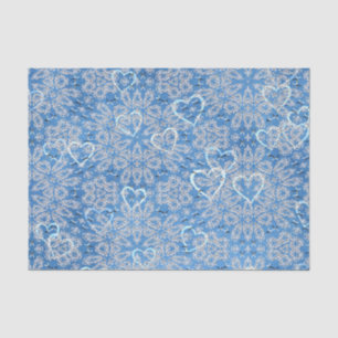 Weiße Spitzen und Herz auf blau Seidenpapier