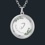 Weiße Spitzen- und Rose-Blätter Mit Monogramm Versilberte Kette<br><div class="desc">Das Design zeichnet sich durch Monogramm in elegantem silberfarbenem Text aus,  der in der Mitte gegen einen weißen Untergrund angezeigt wird. Hintergrund zeigt das Bild von weißer Spitze. Die Blätter der grünen Rose sind an den Kanten empfindlich positioniert.</div>