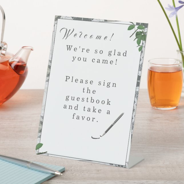 Weiße Spitzen- und Rose-Blätter Sockelschild (In Situ)