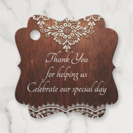 Weiße Spitzen und rustikales Holzkörnchen Geschenkanhänger