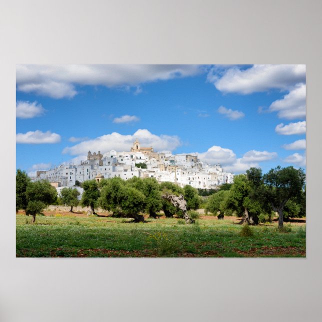 Weiße Stadt Ostuni mit Olivenbäumen, Puglia Poster (Vorne)