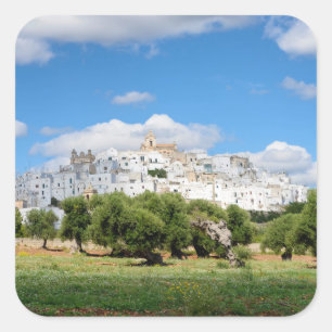 Weiße Stadt Ostuni mit Olivenbäumen, Quadratischer Aufkleber