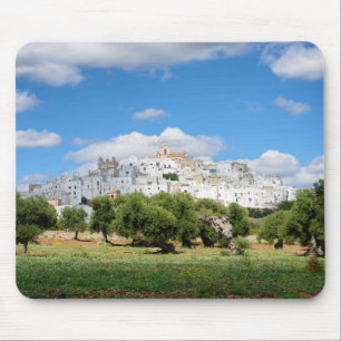 Weiße Stadt Ostuni und Olivenbäume, Puglia Mousepad