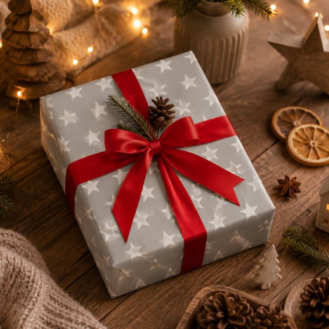Weiße Sterne auf weichem Grau Geschenkpapier (Soft gray star wrapping paper adds timeless elegance to Christmas gifts and holiday celebrations.)
