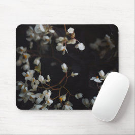 Weiße stimmungsvolle Blumen auf dunklem Hintergrun Mousepad