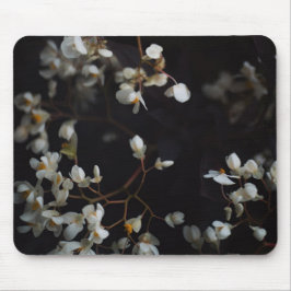 Weiße stimmungsvolle Blumen auf dunklem Hintergrun Mousepad