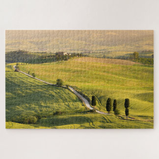 Weiße Straße in einer Toskana-Landschaft am Puzzle