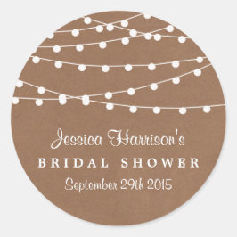 Weiße Streichleuchten auf rustikalem Brautparty Runder Aufkleber