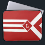 Weiße Streifen und Chevronen auf Rot mit Monogramm Laptopschutzhülle<br><div class="desc">Stilvolle geometrische Muster mit fett weißen Streifen auf einem roten Hintergrund. Drei abwechselnd weiße und rote Chevronen enden an einem roten Diamanten, der mit Weiß umrissen ist. Es sieht aus wie eine stilisierte Medaille, die an einem Band hängt. Der Diamant enthält ein anpassbares Monogramm. Drei weiße Streifen erstrecken sich von...</div>