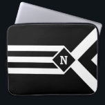 Weiße Streifen und Kronen auf Schwarz mit Monogram Laptopschutzhülle<br><div class="desc">Das fett meist schwarze geometrische Muster besteht aus drei abwechselnden weißen und schwarzen Chevronen, die an einem schwarzen Diamanten enden, der mit Weiß umrissen ist. Es sieht aus wie eine stilisierte Medaille, die an einem Band hängt. Der Diamant enthält ein anpassbares Monogramm. Drei weiße Streifen erstrecken sich von der Unterseite...</div>