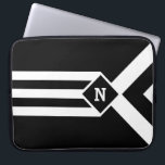 Weiße Streifen und Kronen auf Schwarz mit Monogram Laptopschutzhülle<br><div class="desc">Das fett meist schwarze geometrische Muster besteht aus drei abwechselnden weißen und schwarzen Chevronen, die an einem schwarzen Diamanten enden, der mit Weiß umrissen ist. Es sieht aus wie eine stilisierte Medaille, die an einem Band hängt. Der Diamant enthält ein anpassbares Monogramm. Drei weiße Streifen erstrecken sich von der Unterseite...</div>