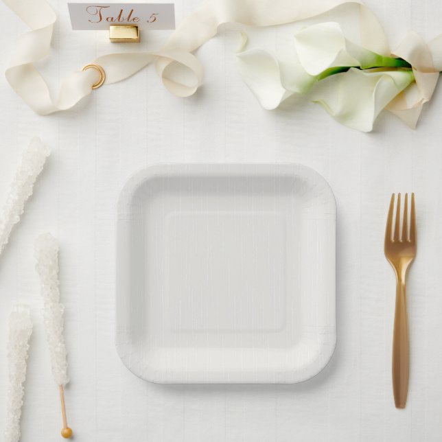 Weiße Striche auf milchweißem Hintergrund. Pappteller (Hochzeit)