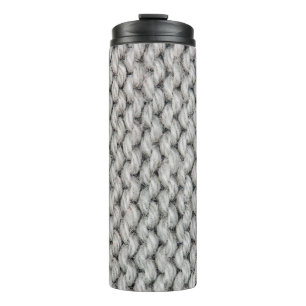 Weiße Strickwollestruktur, nahes Foto. Thermosbecher