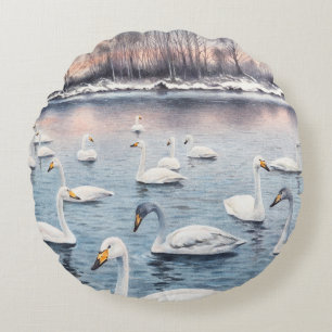 Weiße Stumme schwan auf einem See. Aquarellmalerei Rundes Kissen