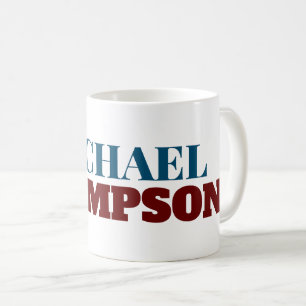 weiße Tasse mit rotem, blauen Serif-Schriftart-Gro
