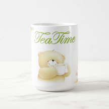 Weiße Tasse mit Teddy-Bärenprint und Blume.