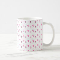 Weiße Tasse – Muster mit kleinen rosa hohlen Herze