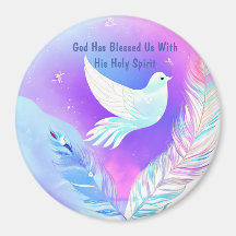 Weiße Taube mit rosa und blauen Federn