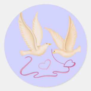Weiße Tauben, die Herz-Aufkleber schaffen Runder Aufkleber