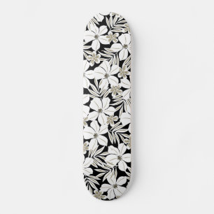 Weiße tropische Blume auf schwarz Skateboard