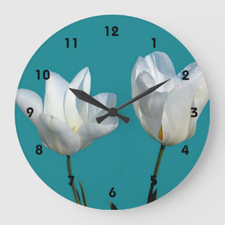 Weiße Tulpen-Blume im aquablauen Hintergrund Große Wanduhr