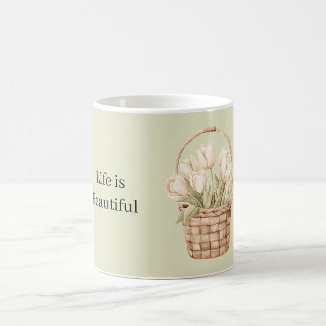 Weiße Tulpen in einem Korb Kaffeetasse (Mittel)