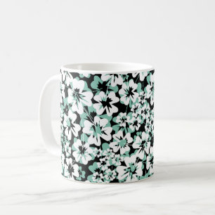 Weiße, türkisfarbene Blume auf schwarz. Kaffeetasse