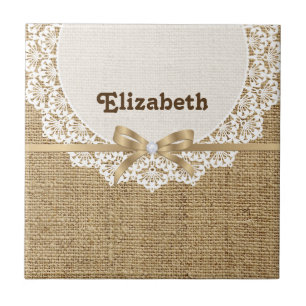 Weiße Tüte mit Spitzen und Leinenkorb Fliese