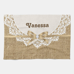 Weiße Tüte mit Spitzen und Leinenkorb Geschirrtuch