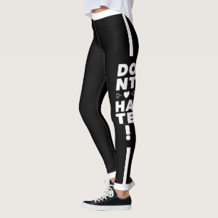 Weiße Typografie auf BLACK Leggings