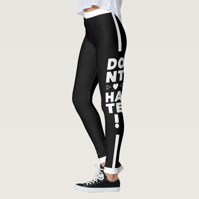 Weiße Typografie auf BLACK Leggings (Links)