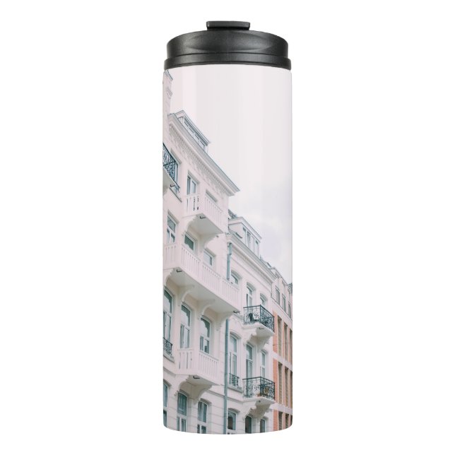 WEISSE UND BROWNE GEBÄUDE THERMOSBECHER (Vorderseite)