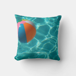 Weiße und farbenfrohe Beachball Kissen
