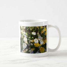 Weiße und gelbe Stiefmütterchen Tasse