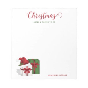 Weiße und grüne Geschenkboxen mit Weihnachtsmannmü Notizblock