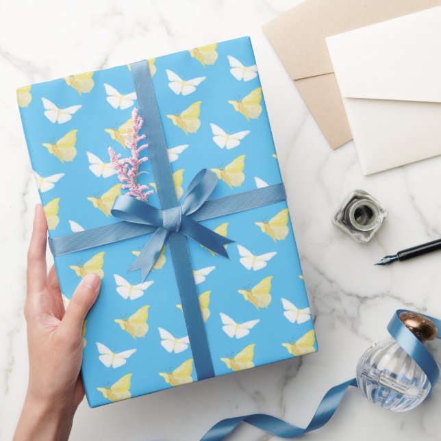 Weiße und hellgelbe Schmetterlinge fliegen blau Geschenkpapier (Schenken)