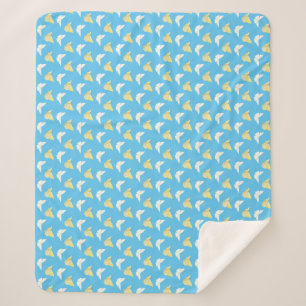 Weiße und hellgelbe Schmetterlinge fliegen blau Sherpadecke