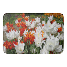 Weiße und Ingwer Tulpen im Garten Badematte
