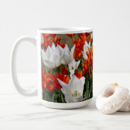 Weiße und Ingwer Tulpen im Garten Kaffeetasse