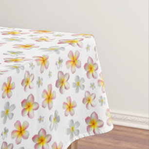 Weiße und rosa Frangipani Plumeria Blumen auf Weiß Tischdecke