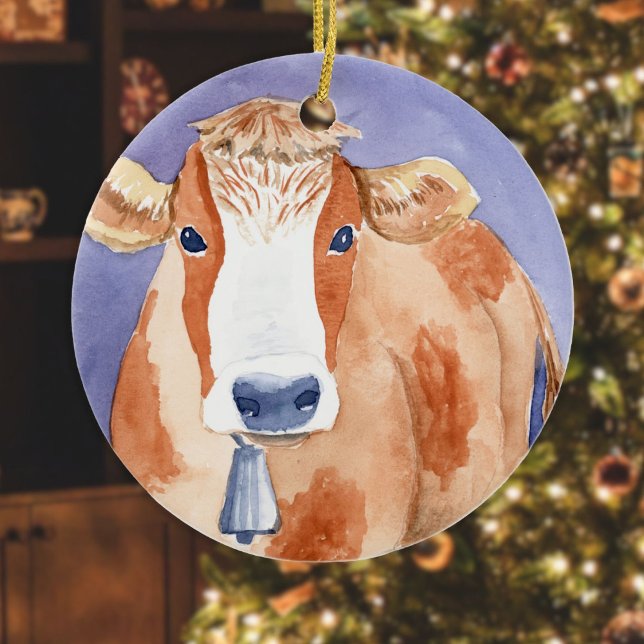 Weiße und rote Kuh (Serie "Friendly Beasts") Keramik Ornament (Cow White and Red Ornament hanging in front of a Christmas tree in a living room)