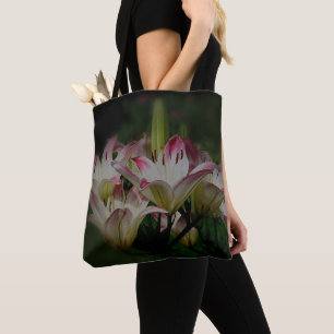 Weiße und rote Lilienblumen