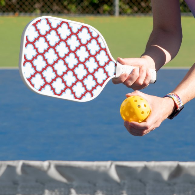 Weiße und rote Trellis, Gitter, Quatrefolie Pickleball Schläger (InSitu)