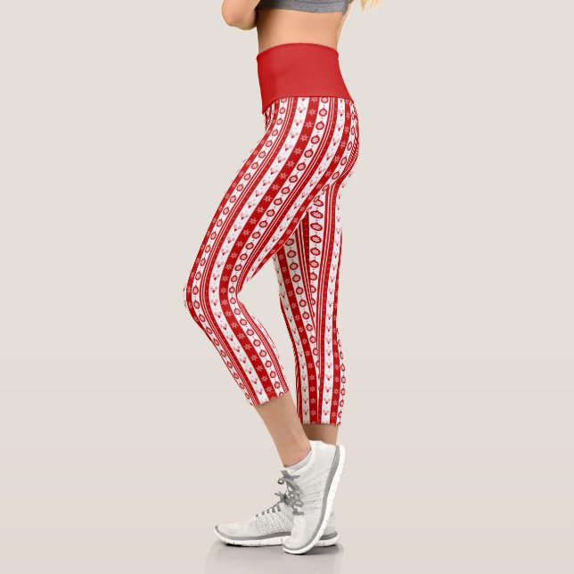 Weiße und rote Weihnachtsferde und Schneeflocken H Capri Leggings (Links)
