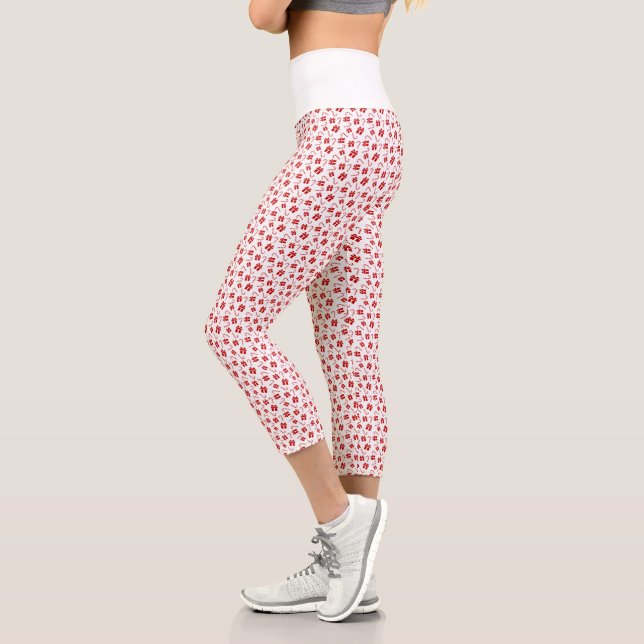 Weiße und rote Weihnachtsgeschenke und Candy Cane  Capri Leggings (Links)