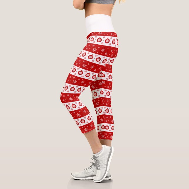 Weiße und rote Weihnachtsschneeflocken Capri Leggings (Links)