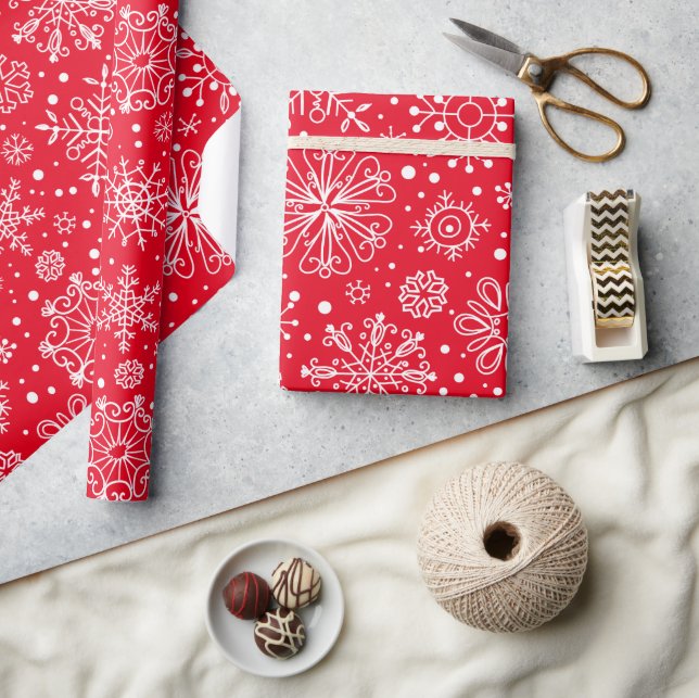 Weiße und rote Weihnachtsschneeflocken-Muster Geschenkpapier (Kunsthandwerk)