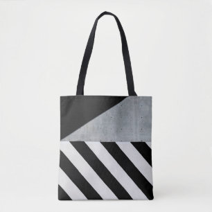 Weiße und schwarze diagonal gestreifte Farbe an de