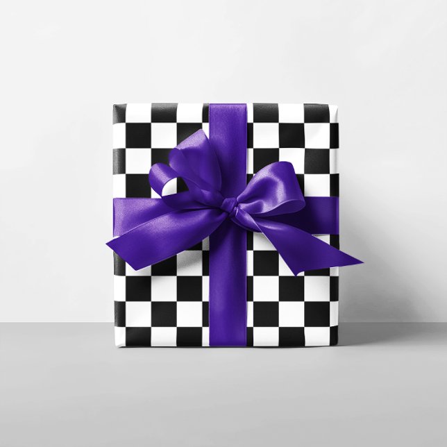 Weiße und schwarze karierte Quadrate Geschenkpapier (White and Black Checkered Squares Wrapping Paper)