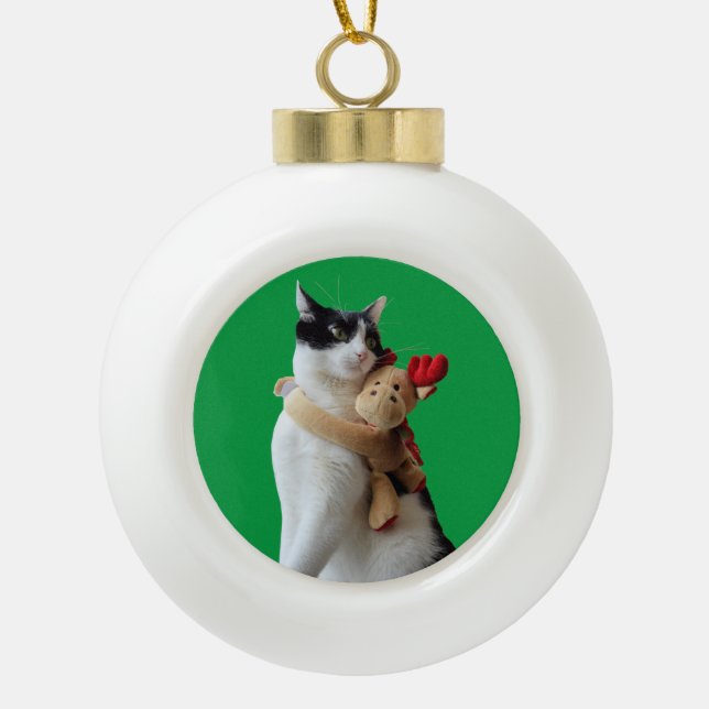 Weiße und schwarze Katze & Rentierspielzeug Keramik Kugel-Ornament (Vorderseite)